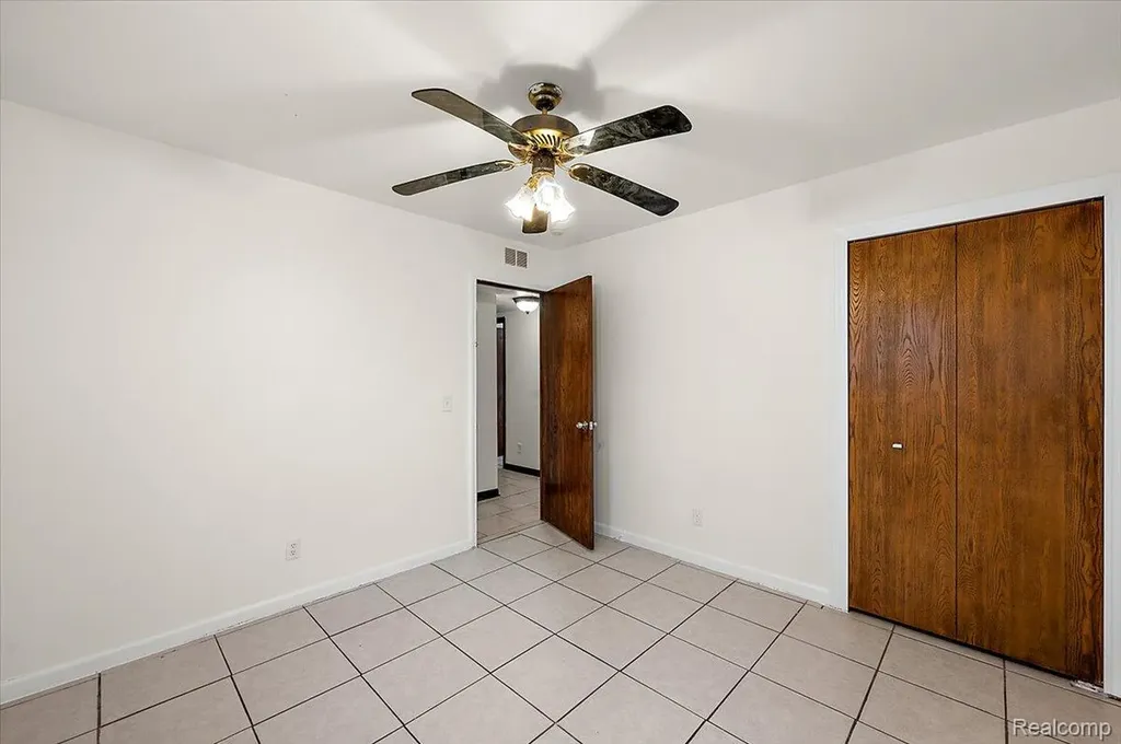 32416 Exeter Drive Warren City MI 48092