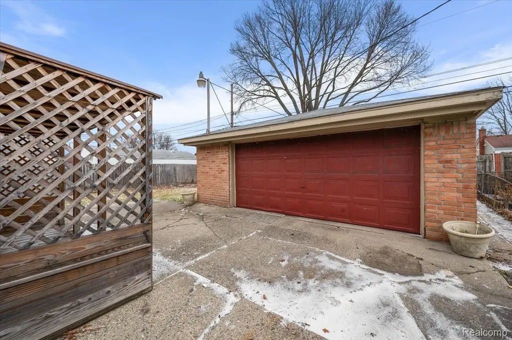 32416 Exeter Drive Warren City MI 48092