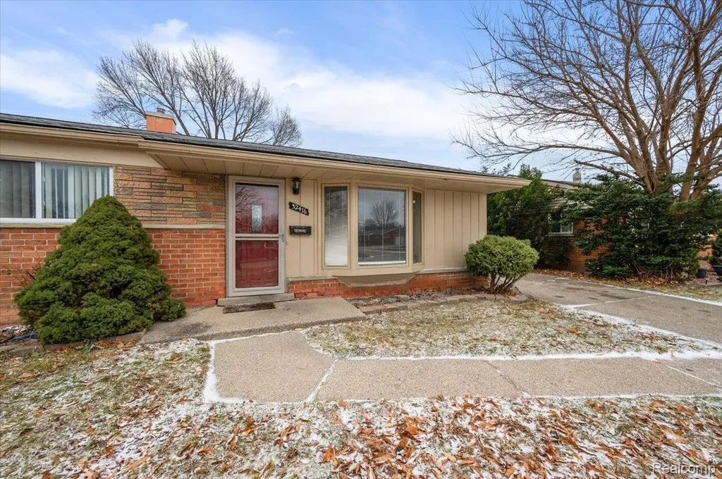 32416 Exeter Drive Warren City MI 48092