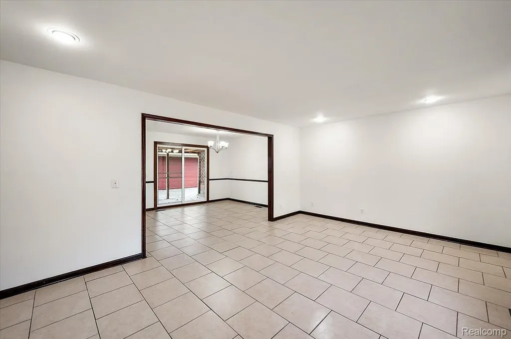 32416 Exeter Drive Warren City MI 48092