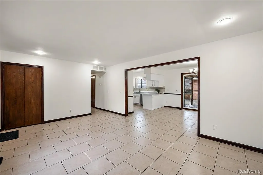 32416 Exeter Drive Warren City MI 48092