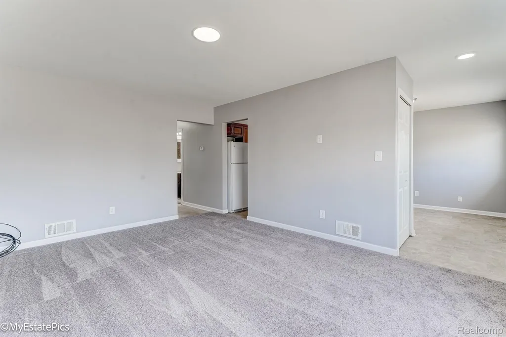 547 S Hawthorne Street Westland City MI 48186