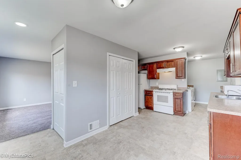 547 S Hawthorne Street Westland City MI 48186