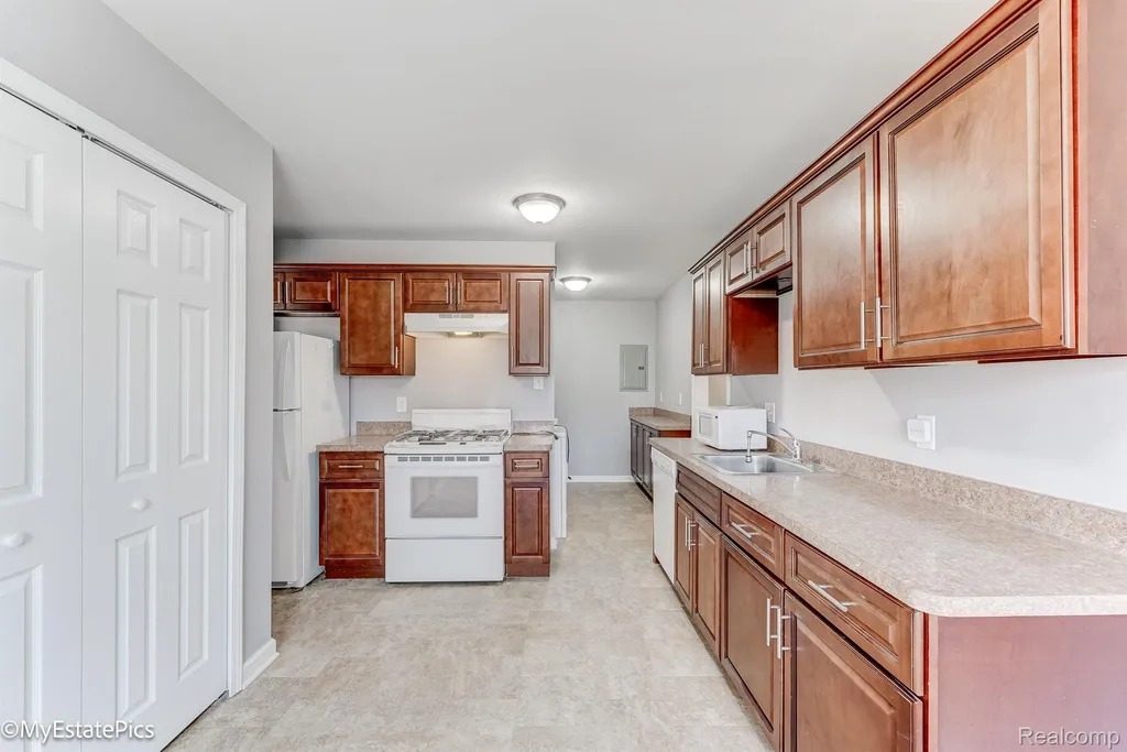 547 S Hawthorne Street Westland City MI 48186