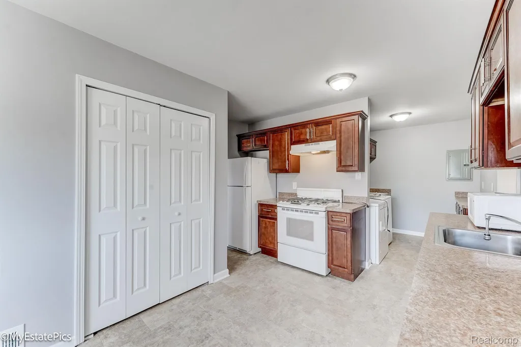 547 S Hawthorne Street Westland City MI 48186