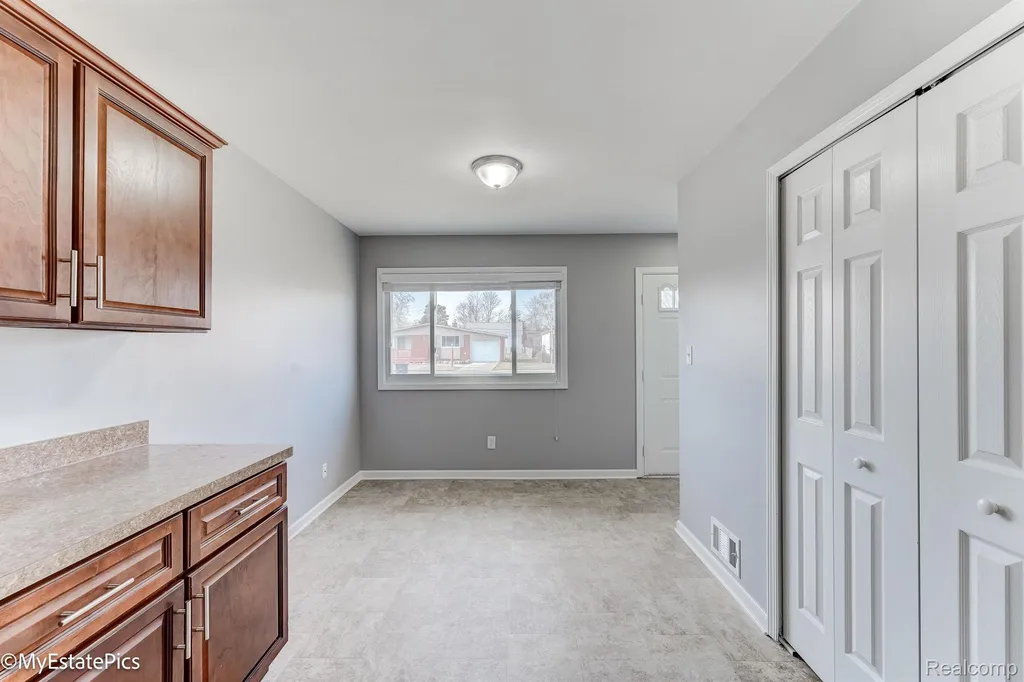 547 S Hawthorne Street Westland City MI 48186