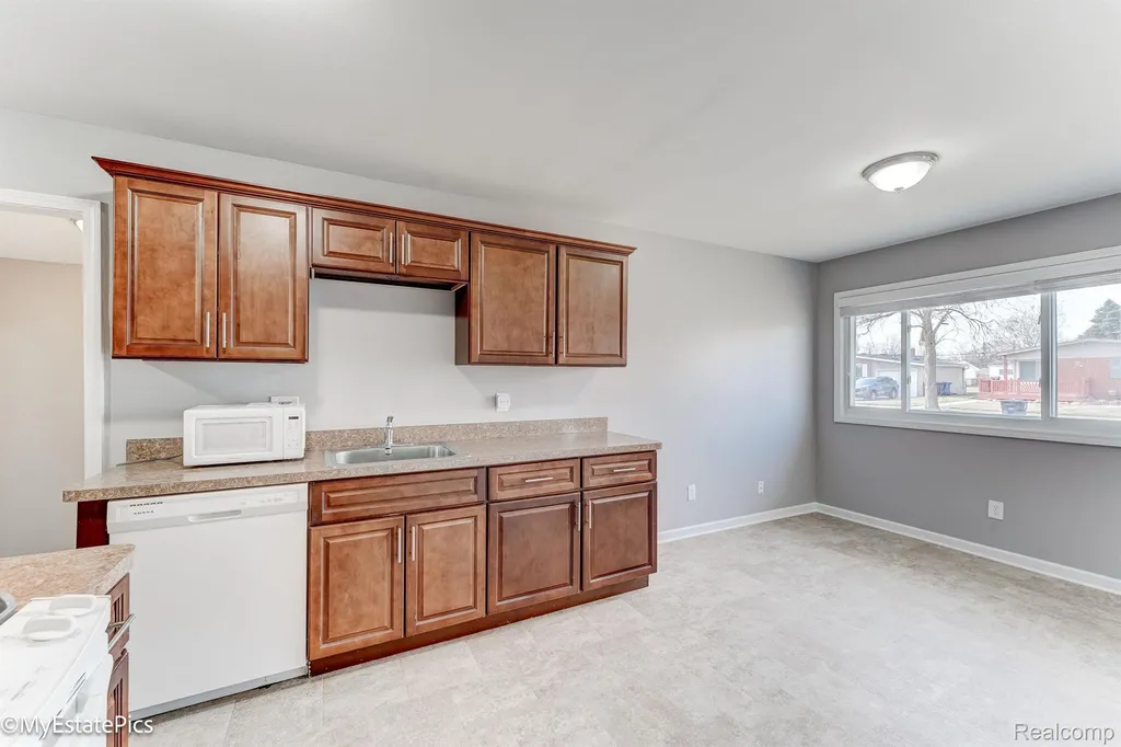547 S Hawthorne Street Westland City MI 48186