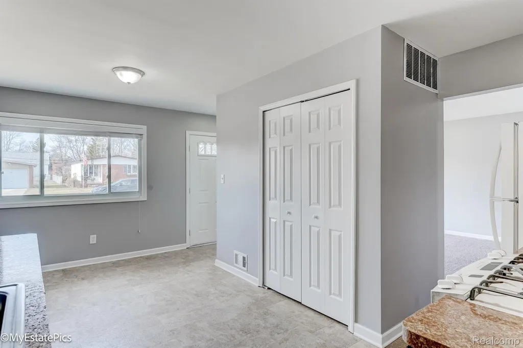547 S Hawthorne Street Westland City MI 48186