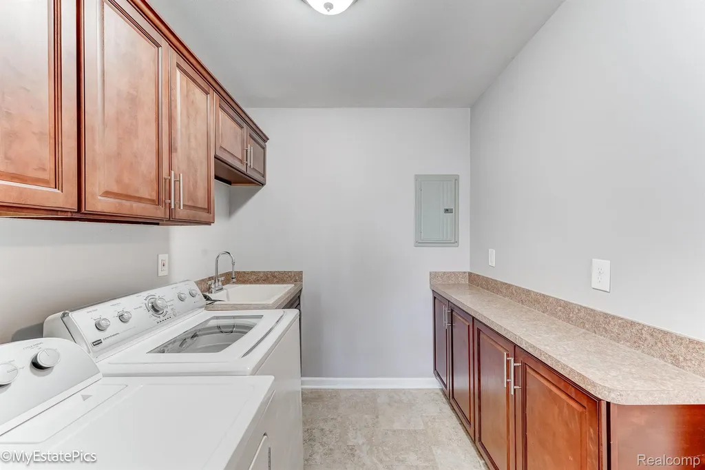 547 S Hawthorne Street Westland City MI 48186