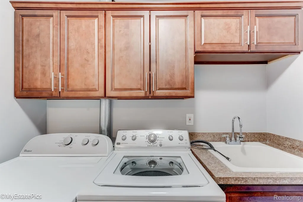 547 S Hawthorne Street Westland City MI 48186