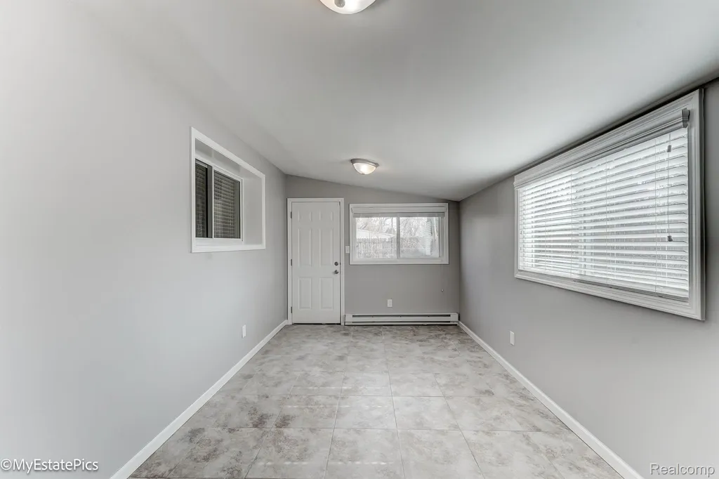 547 S Hawthorne Street Westland City MI 48186