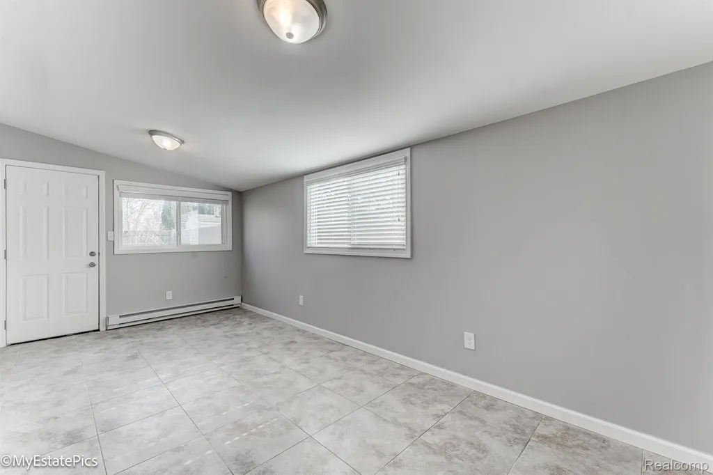 547 S Hawthorne Street Westland City MI 48186