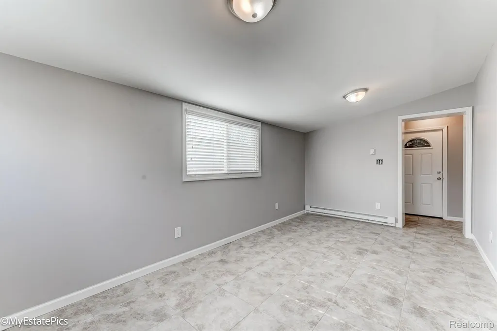 547 S Hawthorne Street Westland City MI 48186