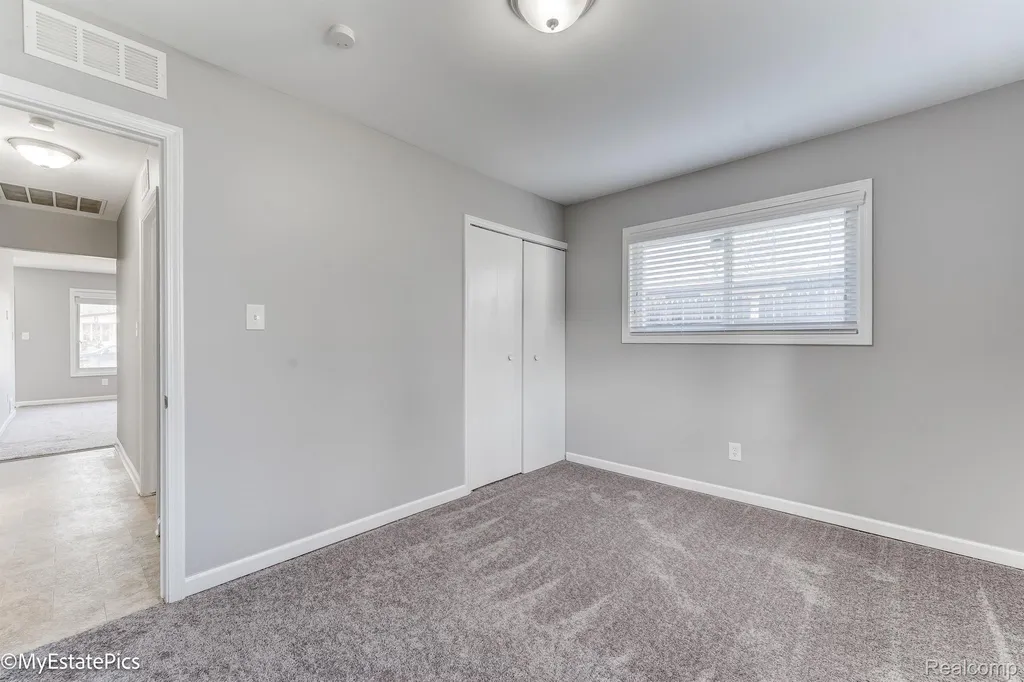 547 S Hawthorne Street Westland City MI 48186
