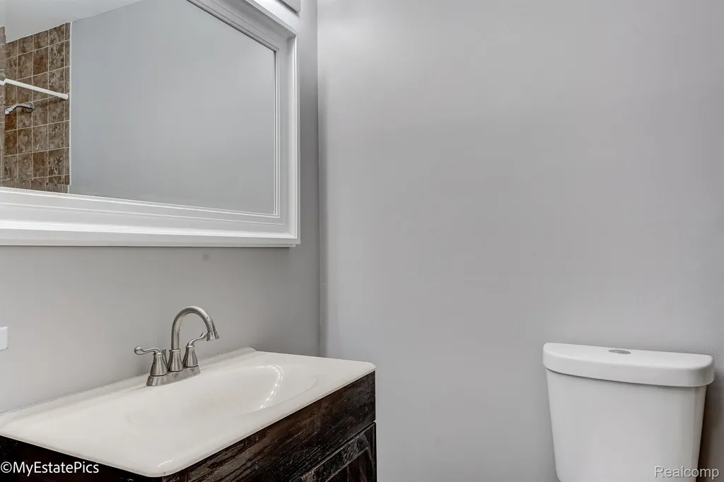 547 S Hawthorne Street Westland City MI 48186