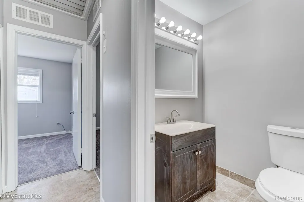 547 S Hawthorne Street Westland City MI 48186