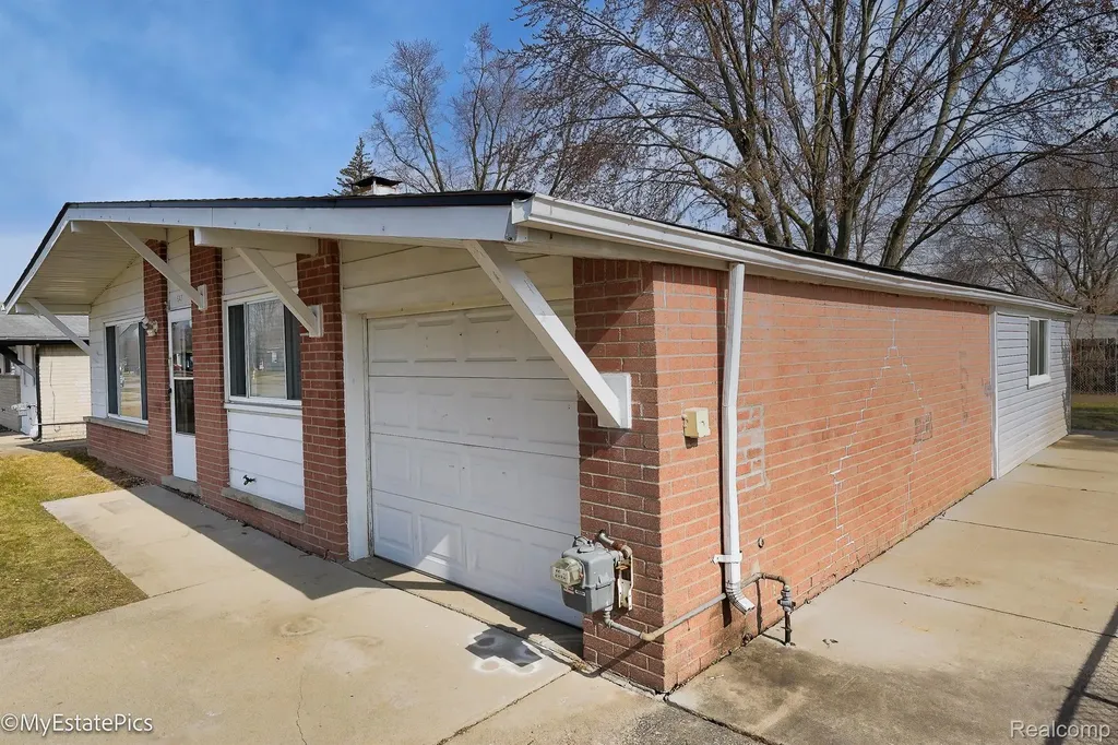 547 S Hawthorne Street Westland City MI 48186
