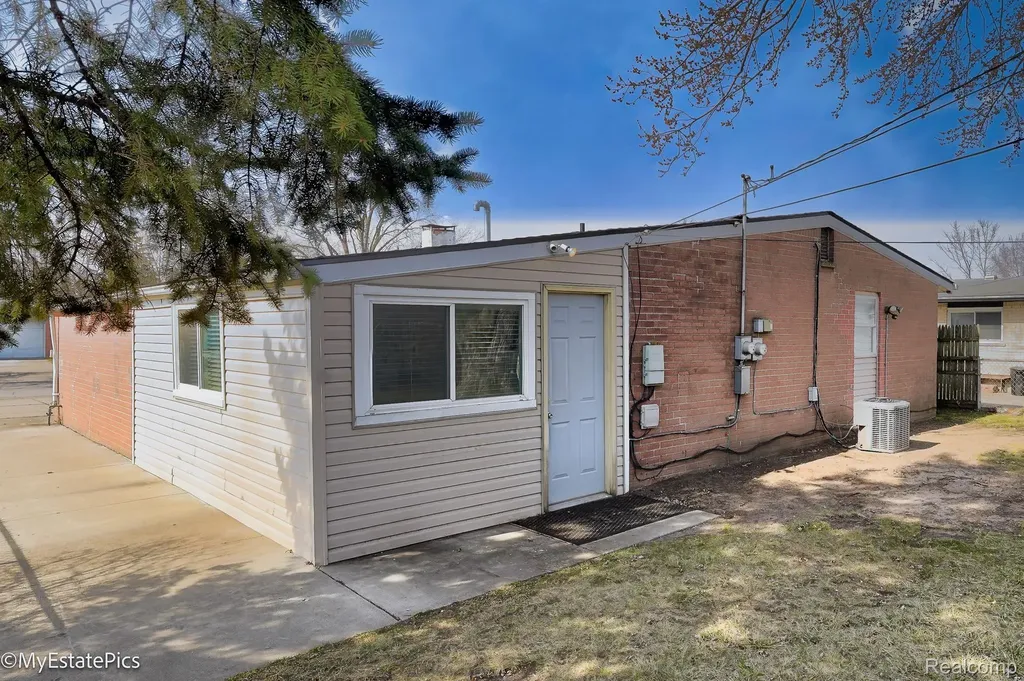 547 S Hawthorne Street Westland City MI 48186
