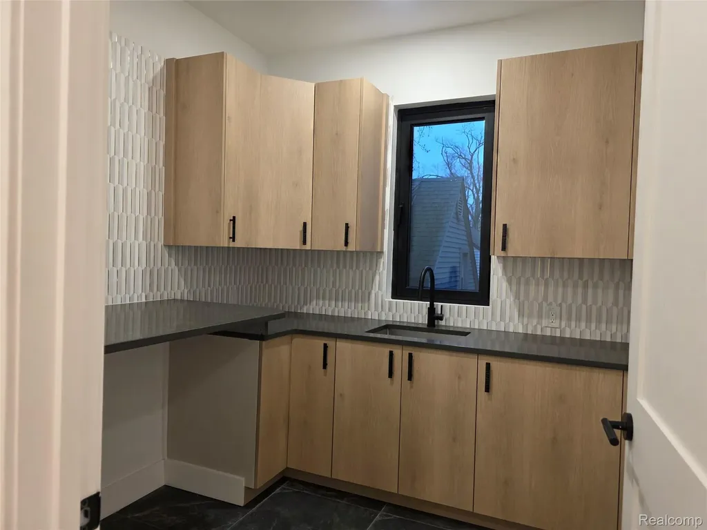 1837 N Washington Avenue Royal Oak City MI 48073