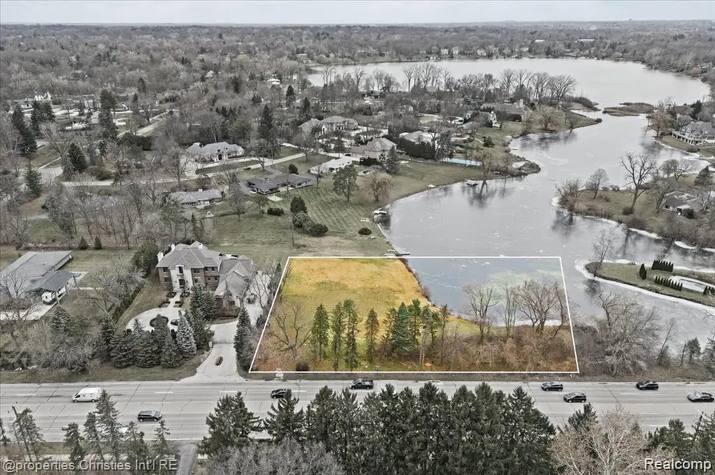 4456 W Maple Road Bloomfield Hills City MI 48301