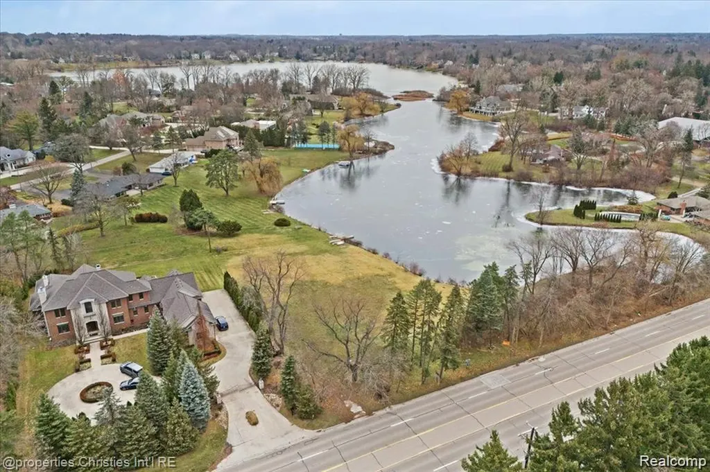 4456 W Maple Road Bloomfield Hills City MI 48301