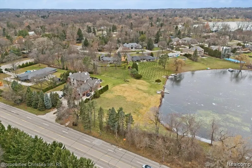 4456 W Maple Road Bloomfield Hills City MI 48301