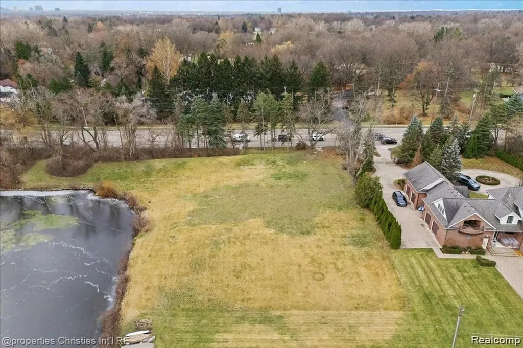 4456 W Maple Road Bloomfield Hills City MI 48301