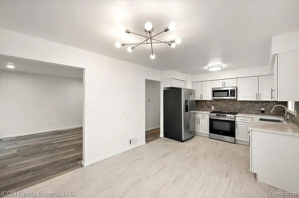8104 Cloverdale Avenue Royal Oak Charter Township MI 48220
