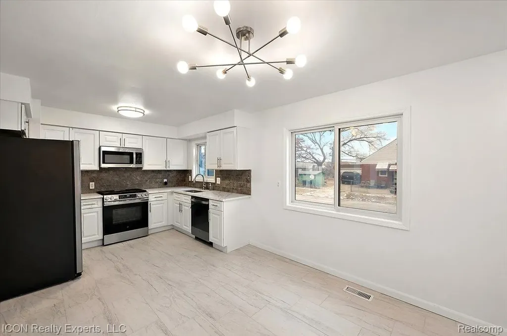 8104 Cloverdale Avenue Royal Oak Charter Township MI 48220