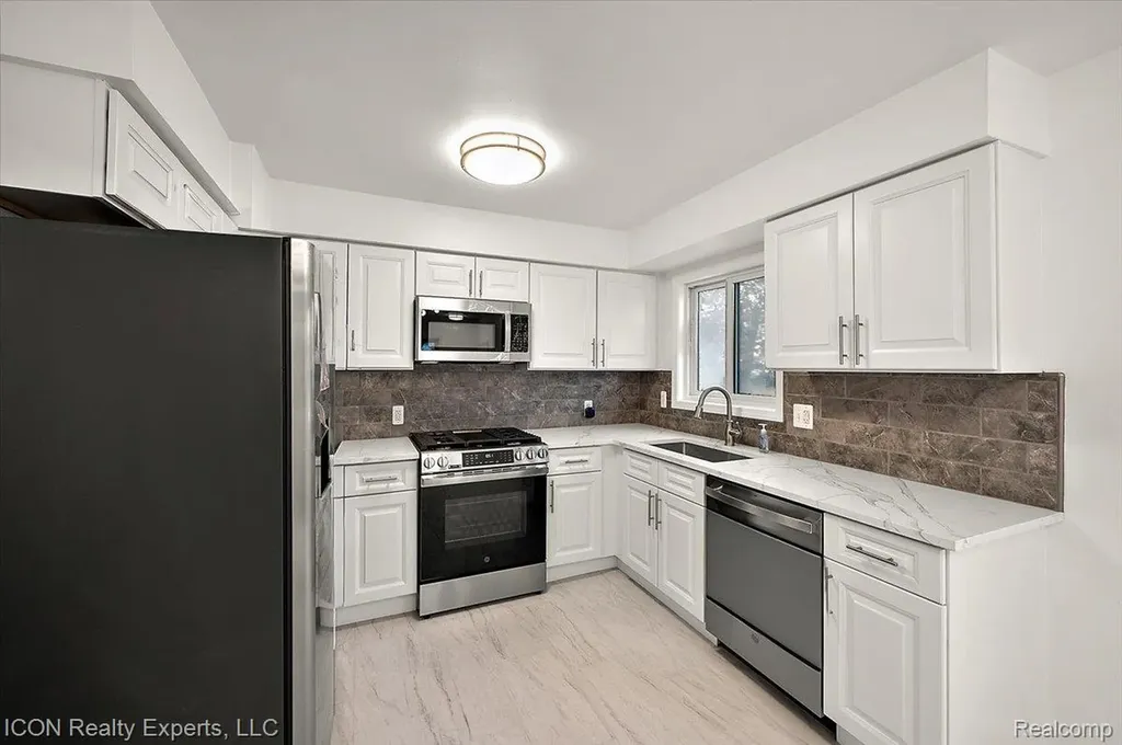8104 Cloverdale Avenue Royal Oak Charter Township MI 48220