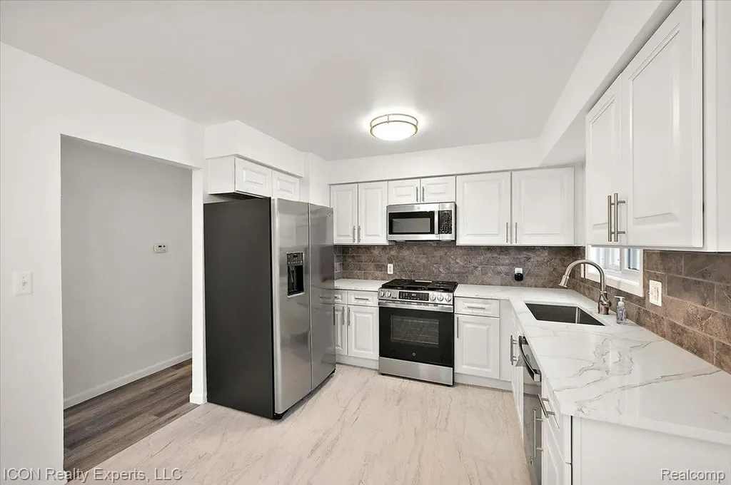 8104 Cloverdale Avenue Royal Oak Charter Township MI 48220