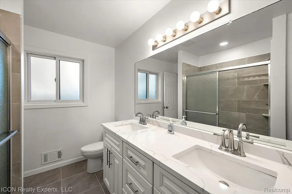 8104 Cloverdale Avenue Royal Oak Charter Township MI 48220