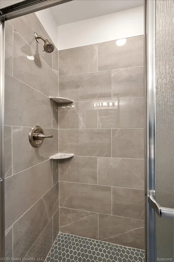 8104 Cloverdale Avenue Royal Oak Charter Township MI 48220