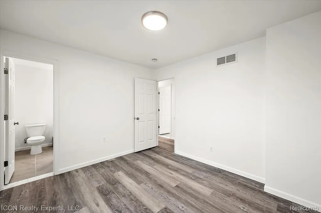 8104 Cloverdale Avenue Royal Oak Charter Township MI 48220