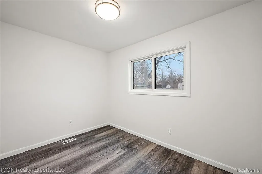 8104 Cloverdale Avenue Royal Oak Charter Township MI 48220