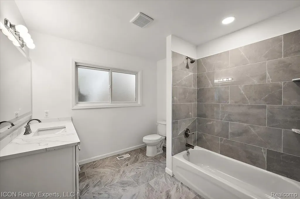 8104 Cloverdale Avenue Royal Oak Charter Township MI 48220