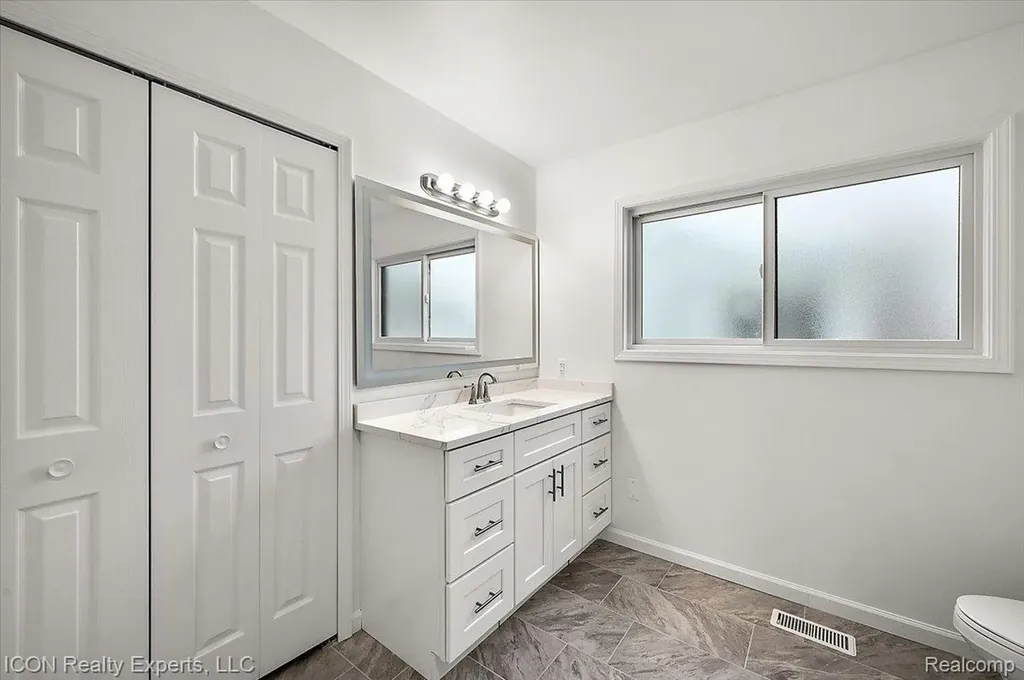 8104 Cloverdale Avenue Royal Oak Charter Township MI 48220