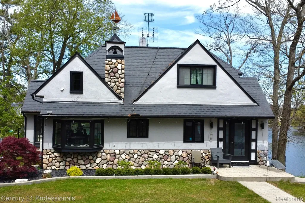 910 W Pine Tree Road W Lake Orion Village MI 48362
