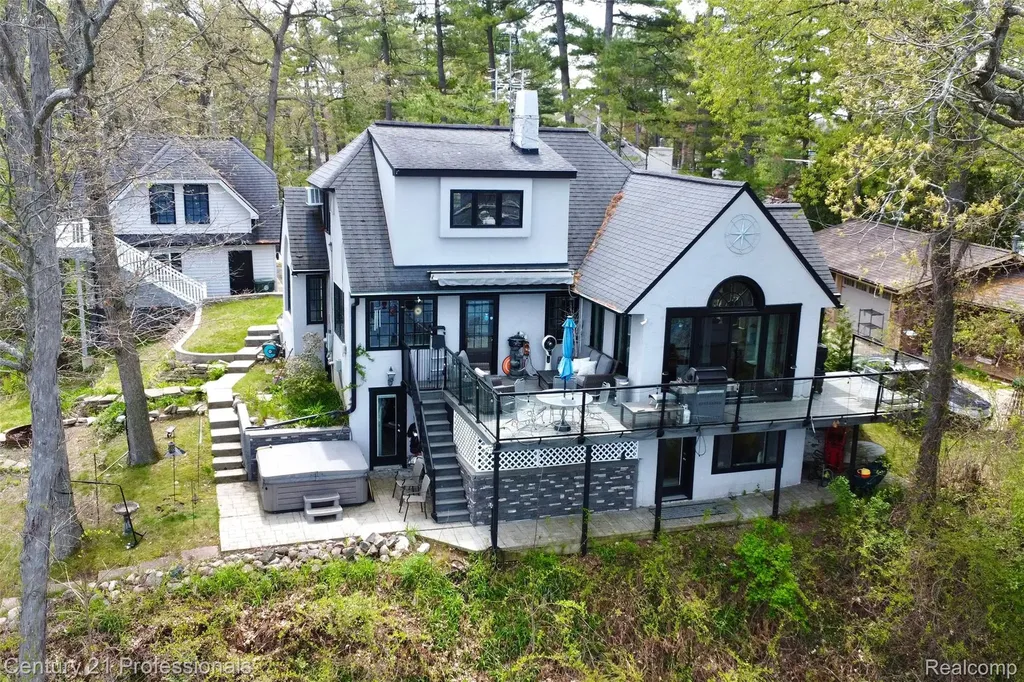 910 W Pine Tree Road W Lake Orion Village MI 48362