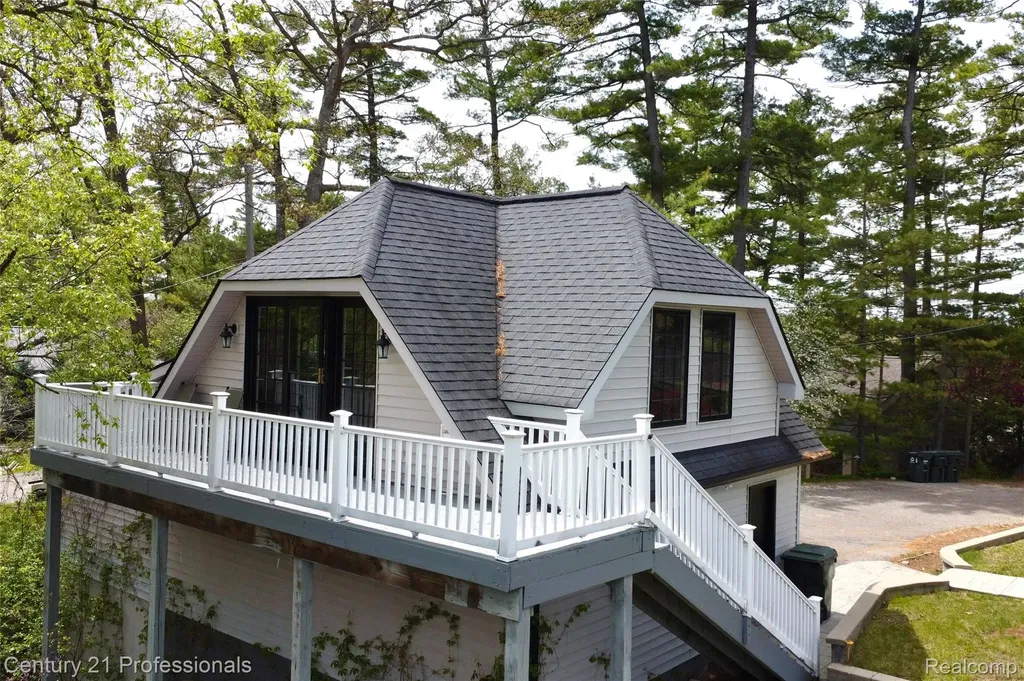 910 W Pine Tree Road W Lake Orion Village MI 48362