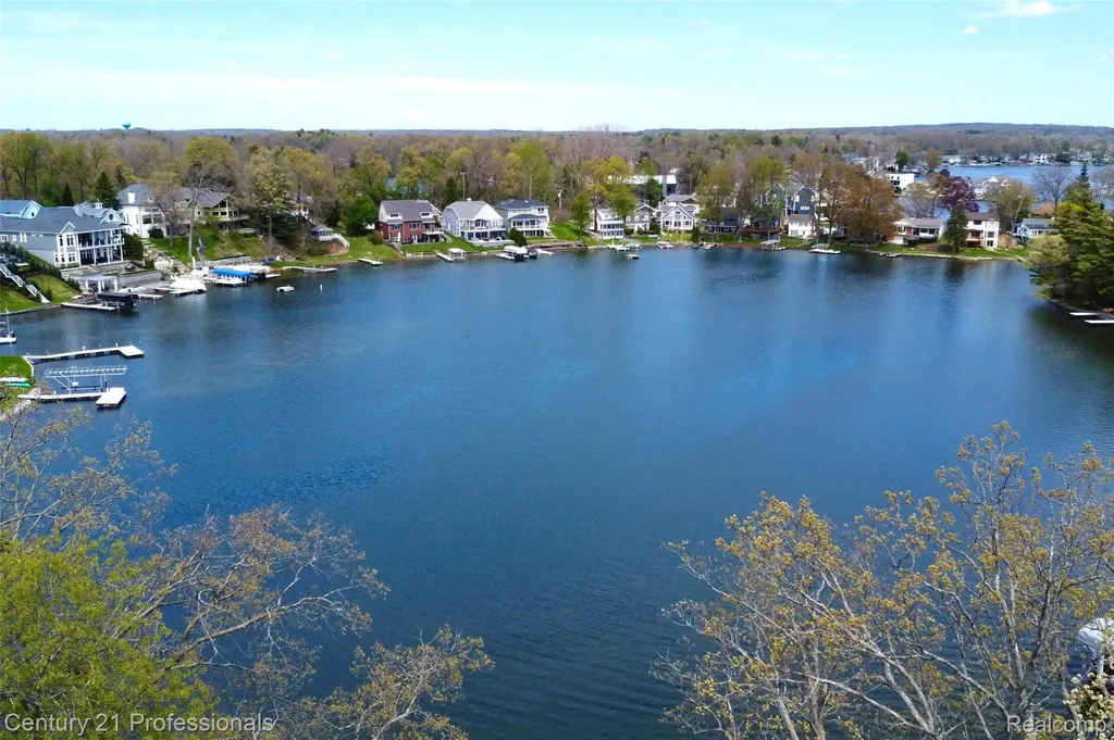 910 W Pine Tree Road W Lake Orion Village MI 48362