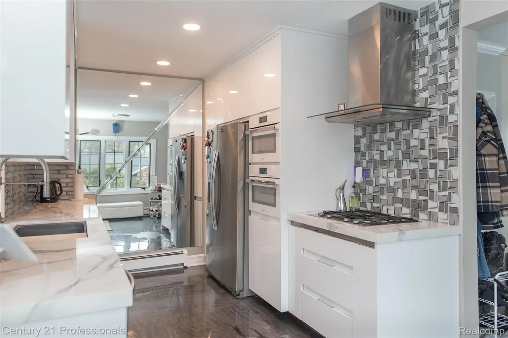 910 W Pine Tree Road W Lake Orion Village MI 48362
