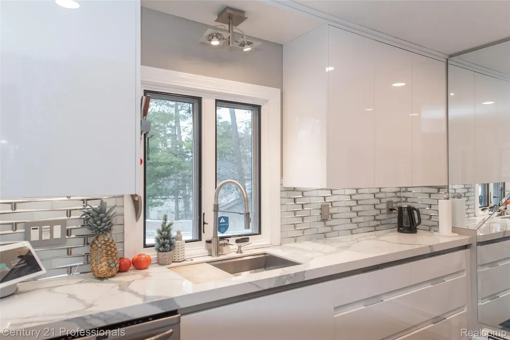910 W Pine Tree Road W Lake Orion Village MI 48362