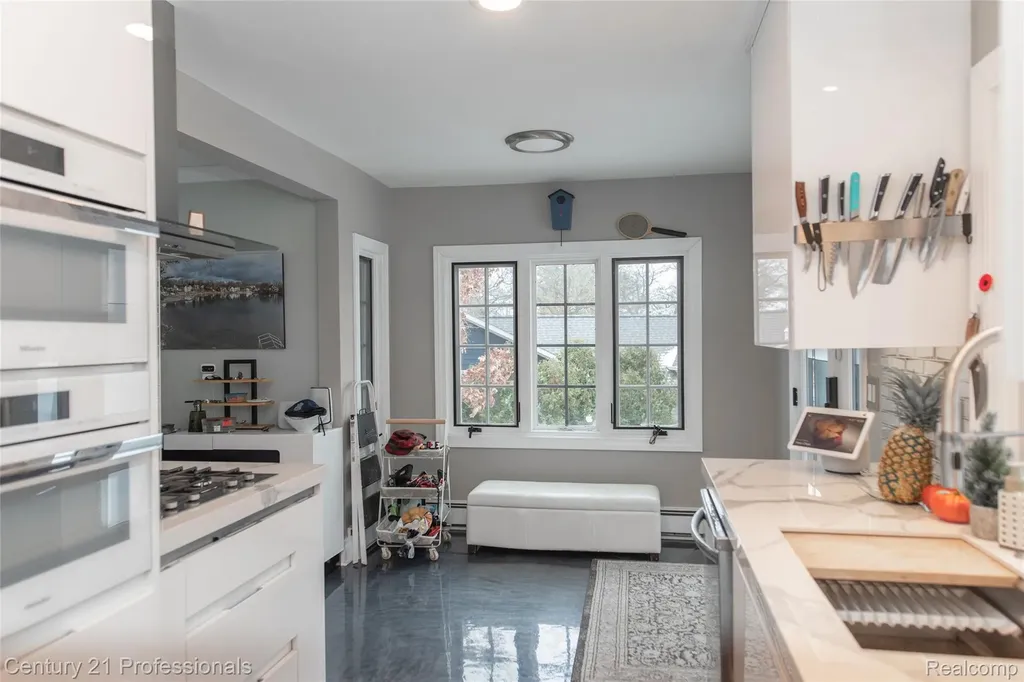 910 W Pine Tree Road W Lake Orion Village MI 48362
