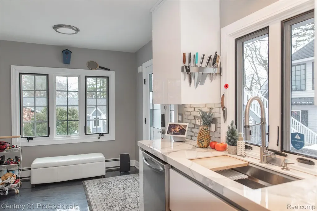 910 W Pine Tree Road W Lake Orion Village MI 48362