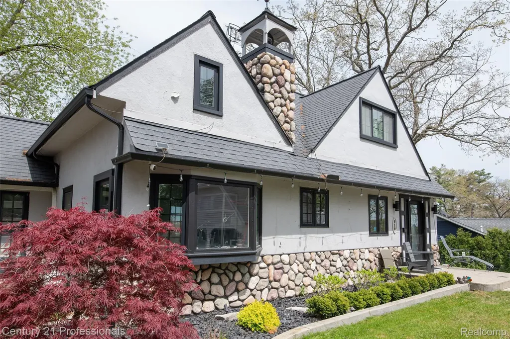910 W Pine Tree Road W Lake Orion Village MI 48362