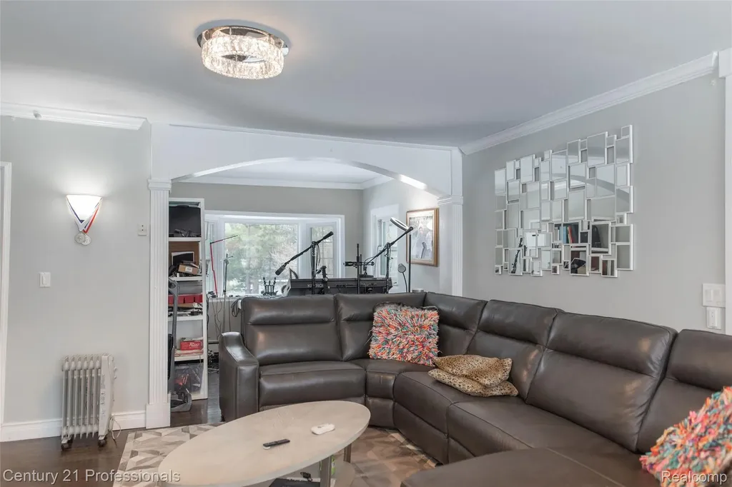 910 W Pine Tree Road W Lake Orion Village MI 48362