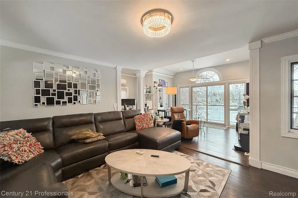 910 W Pine Tree Road W Lake Orion Village MI 48362