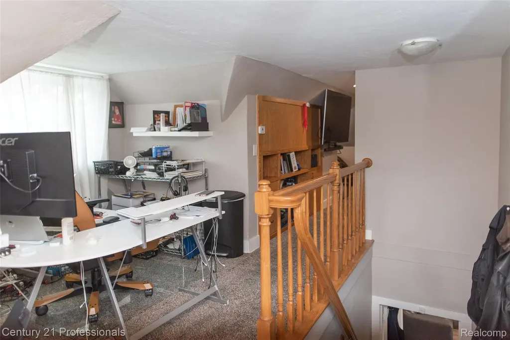 910 W Pine Tree Road W Lake Orion Village MI 48362