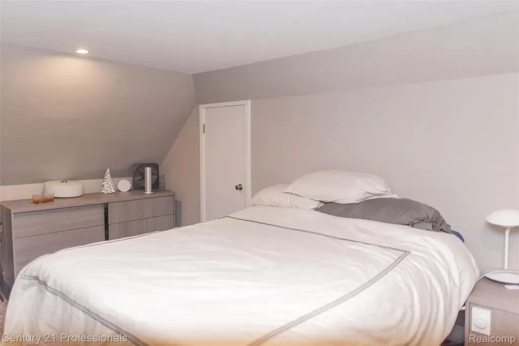 910 W Pine Tree Road W Lake Orion Village MI 48362